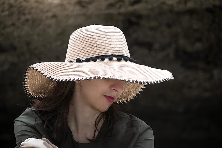 Foto retrato de mulher vestindo um chapéu