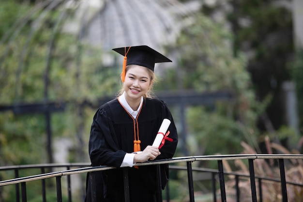 Retrato de mulher vestindo vestido de formatura contra plantas