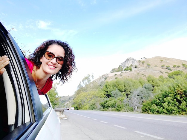 Foto retrato de mulher viajando em carro na estrada