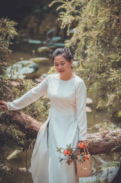 Retrato de mulher vietnamita em branco ao dai ao ar livre