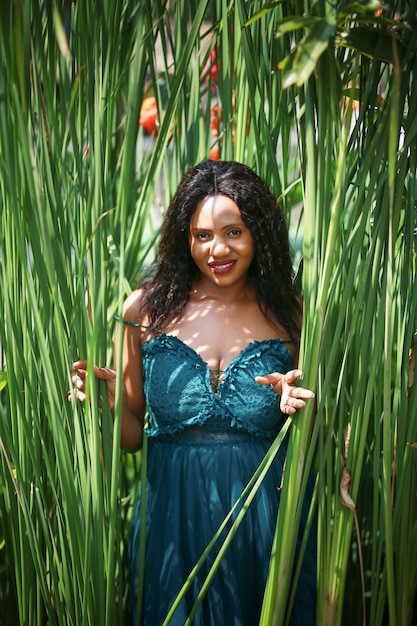 Retrato de mulheres afro-americanas posando no exterior.