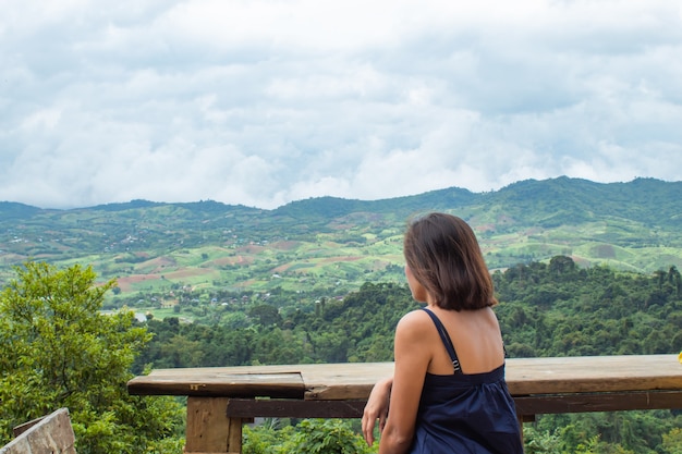 Retrato de mulheres asiáticas e vistas das montanhas.