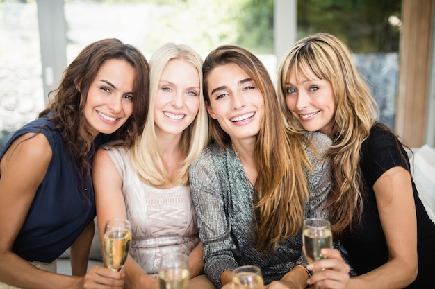 Retrato, de, mulheres bonitas, sorrindo, e, tendo, bebidas, em, a, partido