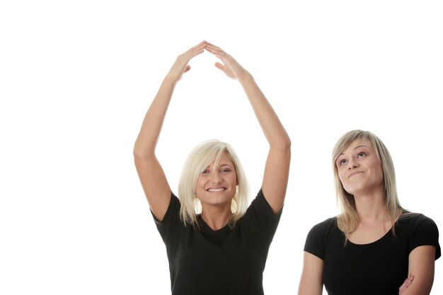 Foto retrato de mulheres jovens sorridente contra fundo branco