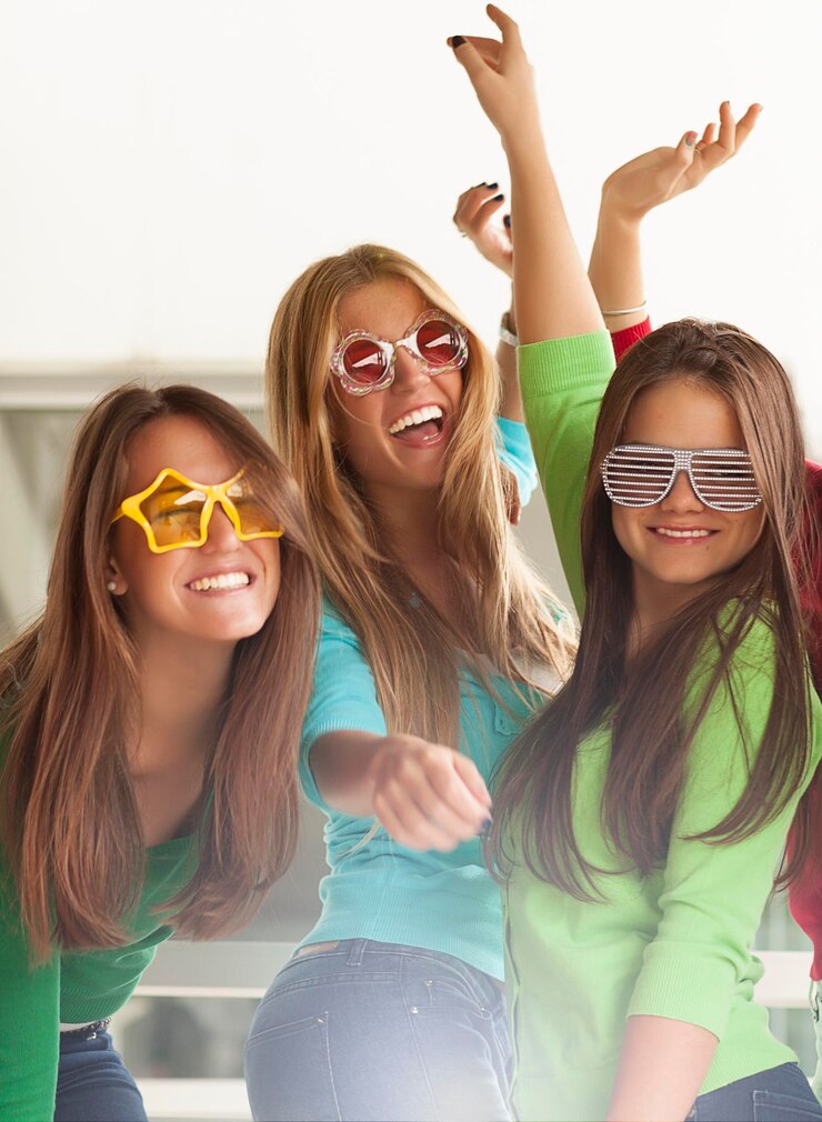 Foto retrato de mulheres jovens sorridente usando óculos de sol