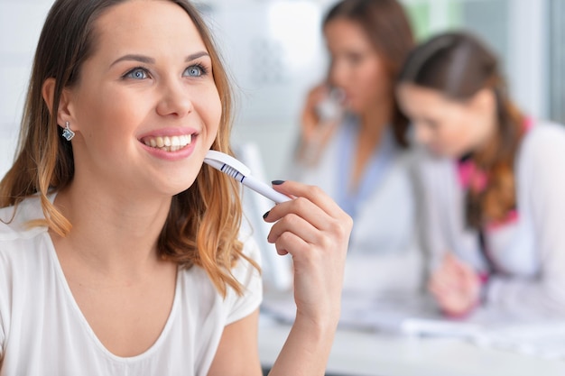 Retrato de mulheres jovens trabalhando em um escritório moderno