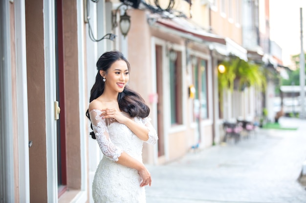 Retrato de mulheres reais com pano branco de penteado da moda em pé na rua, Jovem milenar moderno, elegante, diversas mulheres, mulheres reais, mulheres de empoderamento para o conceito do dia das mulheres