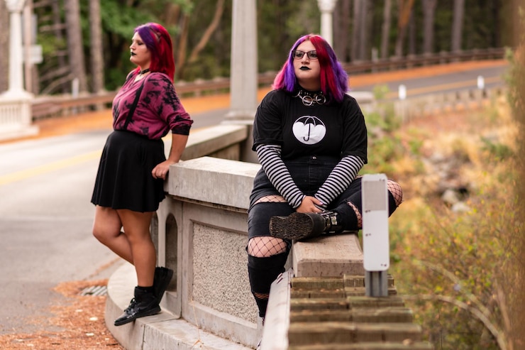 Foto retrato de mulheres sentadas em um corrimão