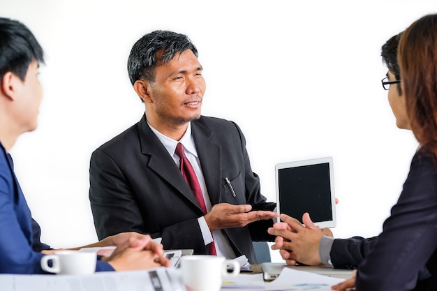 Retrato, de, multiracial, empresários, brainstorming, em, reunião