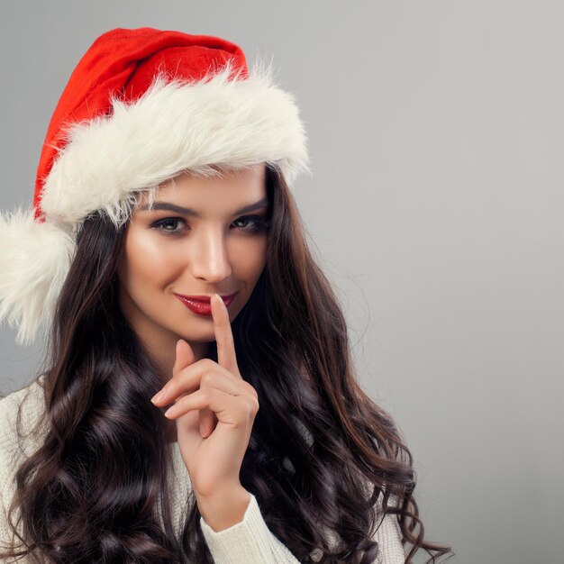 Retrato de Natal da modelo mulher com chapéu de Papai Noel