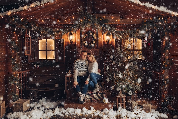 Retrato de natal de um casal romântico