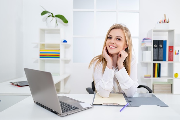 Retrato de negócios de beleza jovem mulher bonita trabalhando em empresários de escritório empresária feliz...