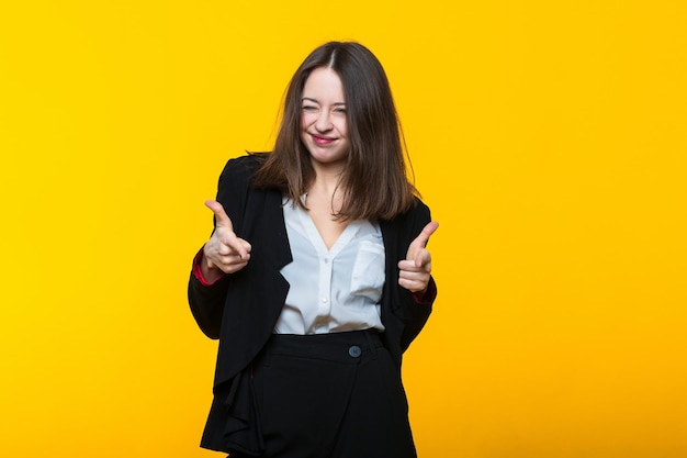 Retrato de negócios de uma jovem em um fundo amarelo