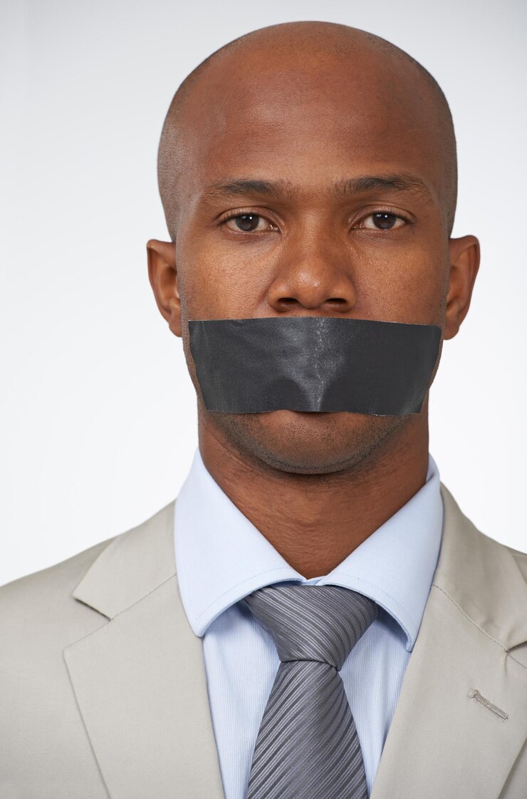 Foto retrato de negócios e fita com homem preto boca coberta e empregado em fundo de estúdio branco rosto pessoa africana ou censurado com segredos silêncio ou confidencial com empresário e trabalhador