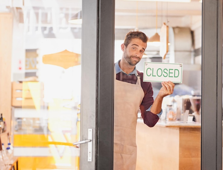 Foto retrato de negócios e homem com sinal fechado para serviço de café e aviso de fim de dia na startup de café poster de falência e rosto de servidor masculino com banner de anúncio ou recessão falha