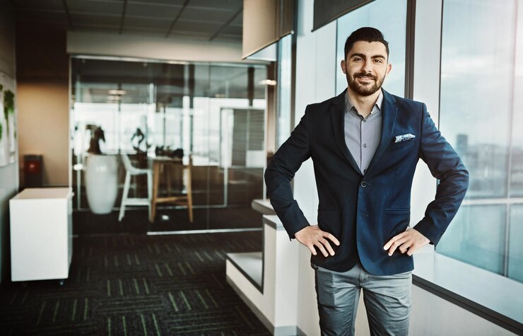 Foto retrato de negócios e homem em terno de escritório e confiança com sorriso de contabilidade e orgulho cara de pessoa e empregado no local de trabalho analista de economia e startup para crescimento financeiro e profissional