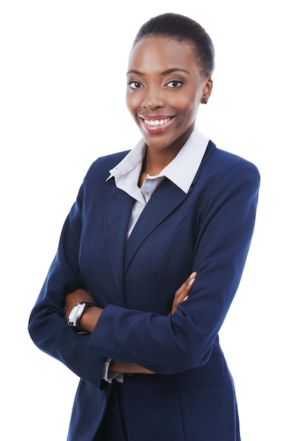 Retrato de negócios e sorriso de mulher negra com os braços cruzados em estúdio isolado em um fundo branco Confiança facial e advogado profissional em processo advogado e empregado trabalham em carreira no Quênia