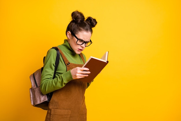 Retrato de nerd lendo livro de leitura de fundo de cor amarela inteligente