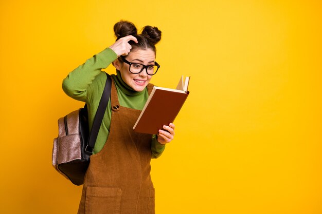 Retrato de nerd lendo livro de leitura de fundo de cor amarela inteligente