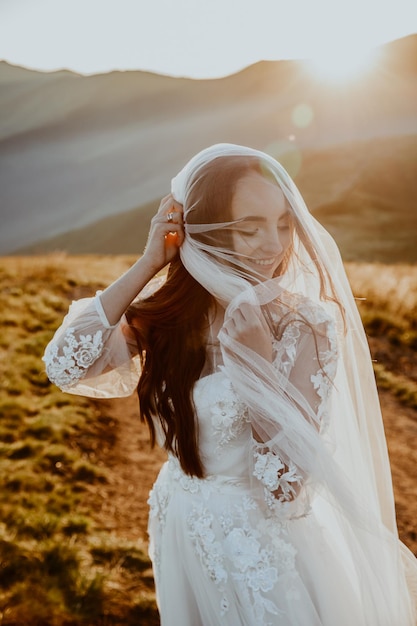 Retrato de noiva com vista para a montanha