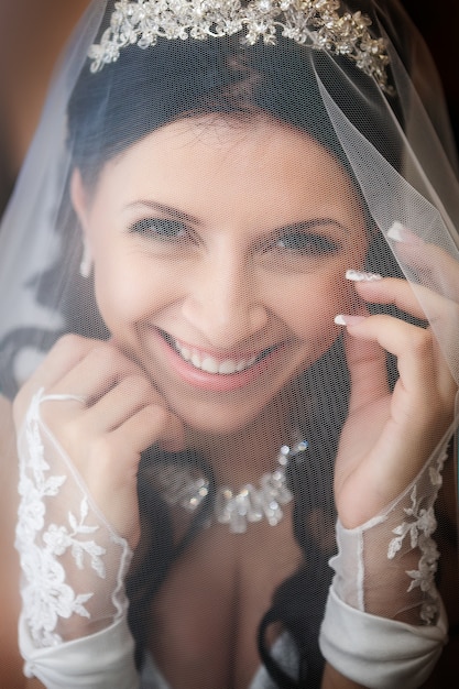 Retrato de noiva linda. Vestido de casamento. Decoração de casamento