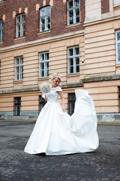 Retrato de noiva perfeita de uma garota em um vestido longo branco