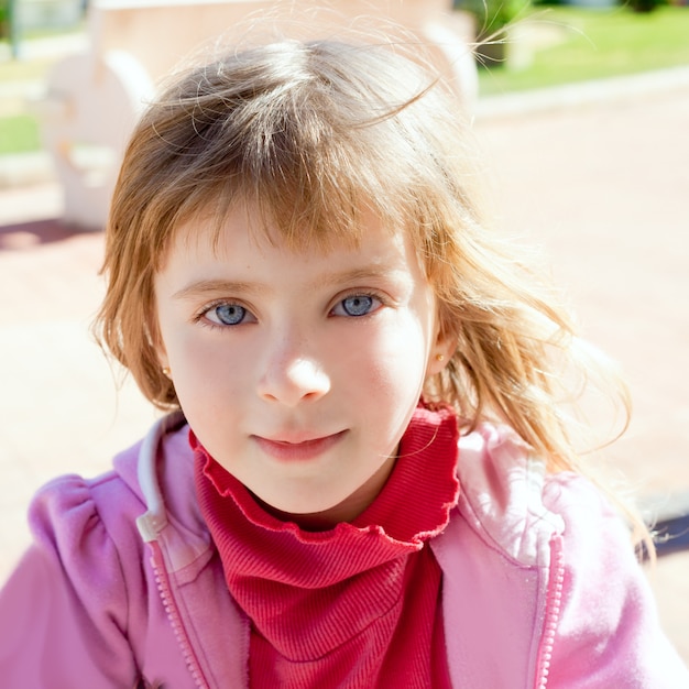 Retrato de olhos azuis menina loira em rosa