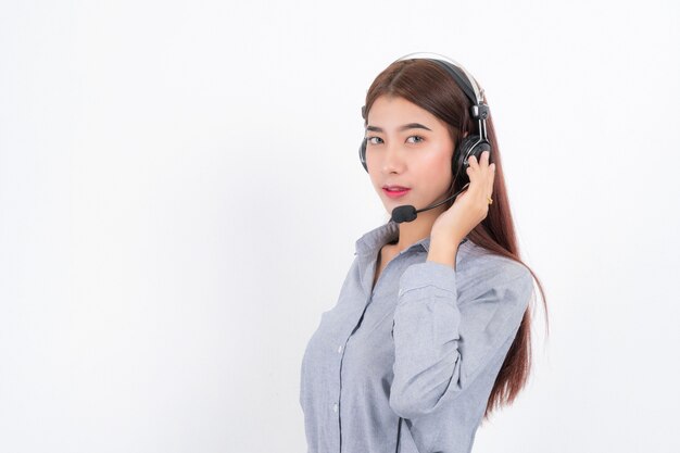 Retrato de operador de telefone de suporte ao cliente feminino feliz sorridente