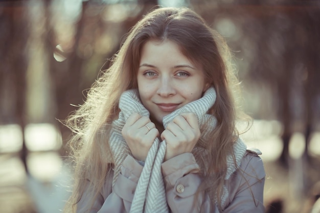 Retrato de outono de uma garota com um casaco