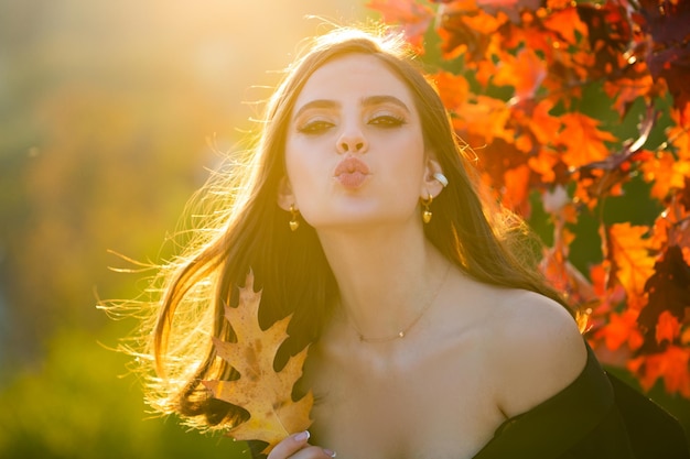 Retrato de outono de uma mulher alegre com folhas de bordo amarelas retrato de uma menina de beleza com folhas de outono