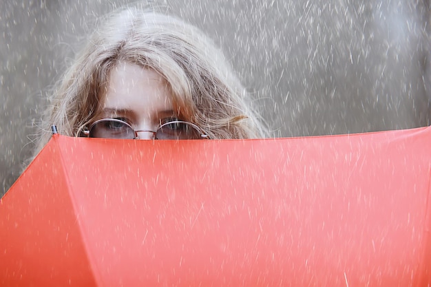 Retrato de outono sazonal, garota triste com guarda-chuva, imunidade a vírus sazonal de novembro em uma caminhada