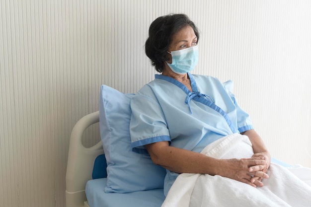 Retrato de paciente sênior deitado na cama em cuidados de saúde hospitalares e conceito médico