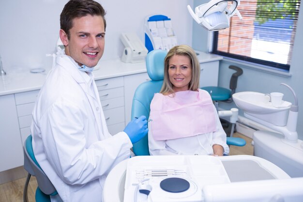 Retrato de paciente sorridente e dentista