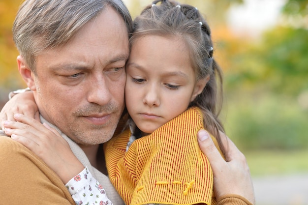 Retrato de pai e filha ao ar livre no parque outono