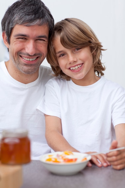 Retrato de pai e filho tomando café da manhã juntos