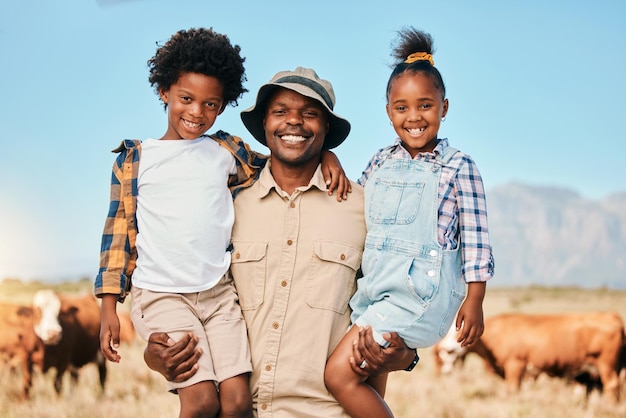 Retrato de pai e filhos em fazenda de animais ao ar livre com sustentabilidade de gado e família Homem africano e crianças em campo para aventura de fazendeiro ou férias no interior da África para viagens de férias