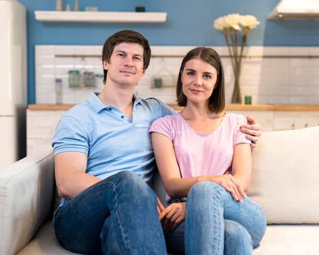 Foto retrato de pai e mãe posando juntos