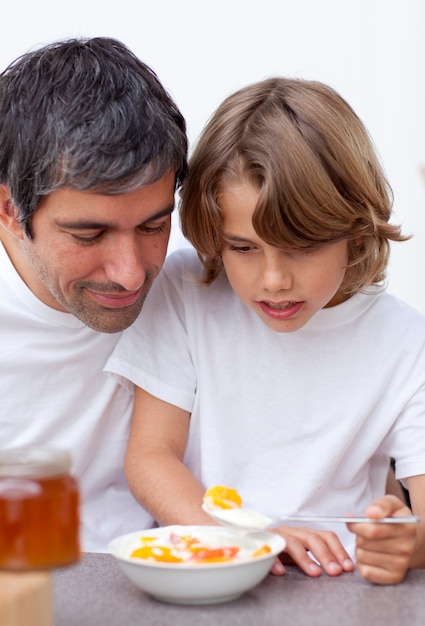 Foto retrato de pai e menino tomando café da manhã juntos