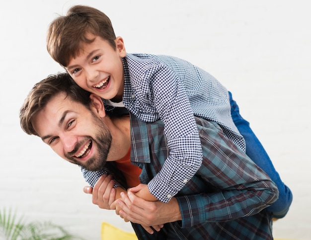 Retrato de pai feliz, abraçado por seu filho