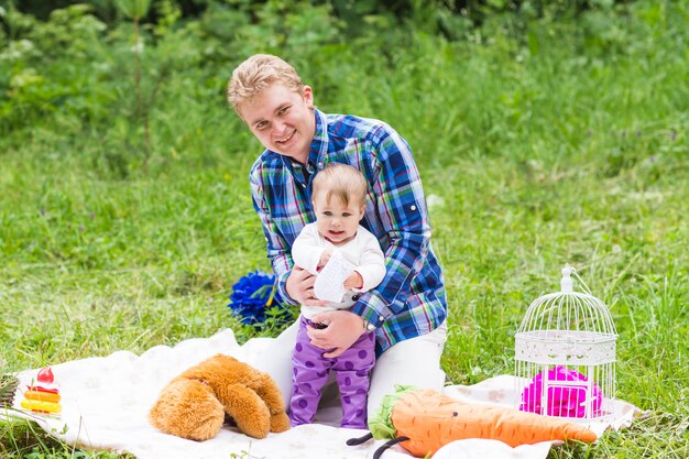 Retrato de pai feliz com a filha no parque de verão.