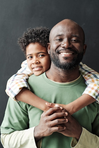 Foto retrato de pai feliz com filho