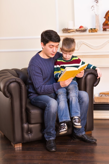 Retrato de pai feliz e filho lendo cauda de fadas