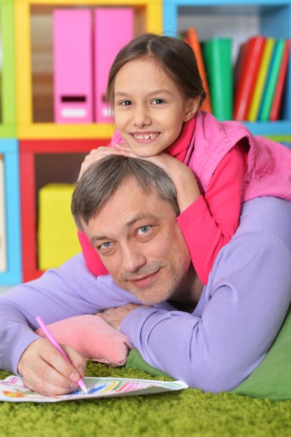 Foto retrato de pai feliz e sua filha fofa