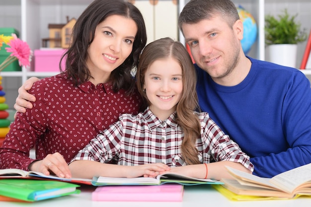 Retrato de pais ajudando a filha nas aulas