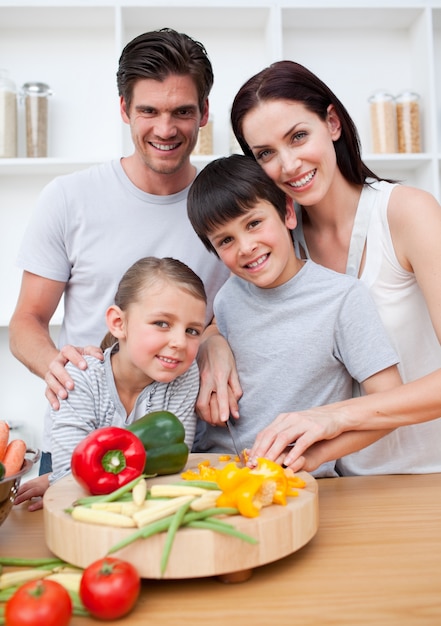 Foto retrato de pais felizes cozinhar com seus filhos