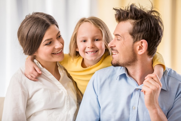 Retrato de pais novos felizes com sua menina da criança.