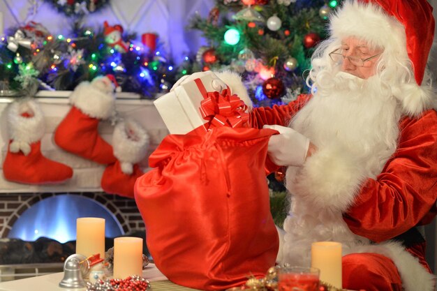 Retrato de Papai Noel com saco de presentes