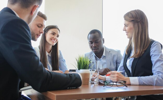 Retrato de parceiros de negócios inteligentes planejando o trabalho na reunião