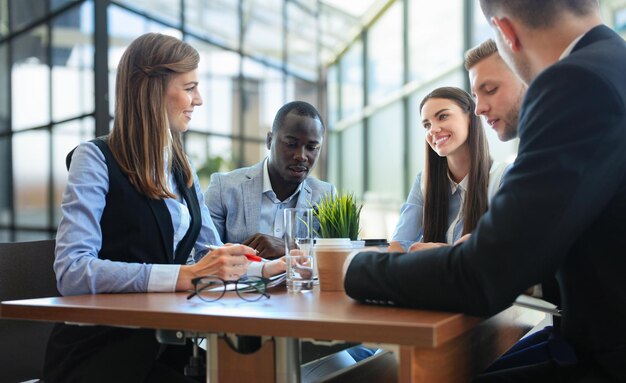 Retrato de parceiros de negócios inteligentes planejando trabalho em reunião