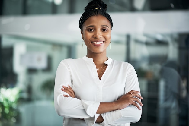 Retrato de parede de vidro e mulher negra com os braços cruzados para carreira profissional, objetivos de trabalho e orgulho. Pessoa de negócios de escritório ou advogado com confiança para projeto corporativo e sorriso em escritório de advocacia.